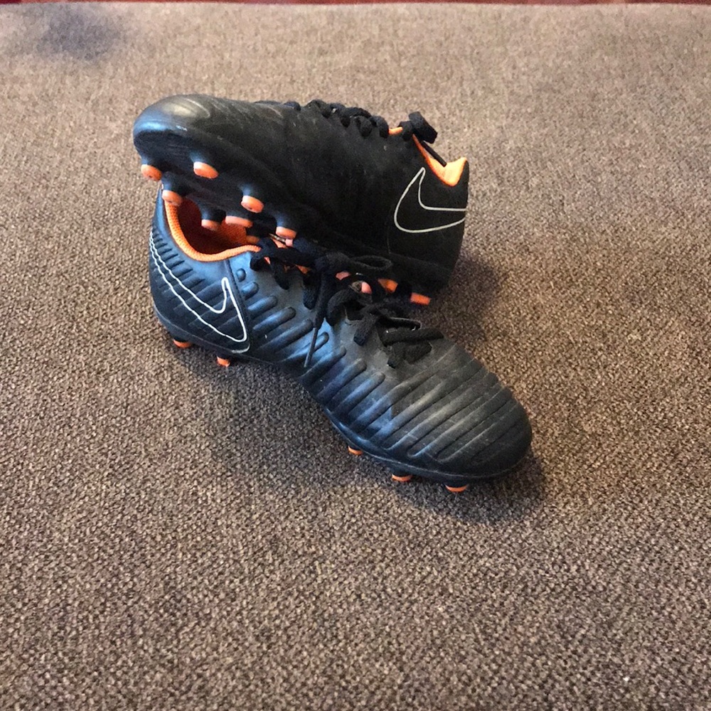 Kids NIKE Soccer Cleats-5Y